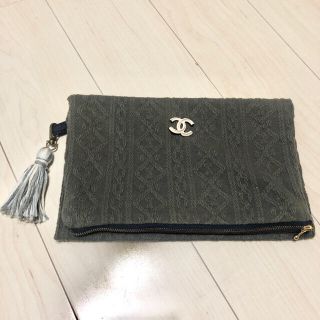 シャネル(CHANEL)のCHANELブローチ付き　ニットクラッチバッグ(クラッチバッグ)