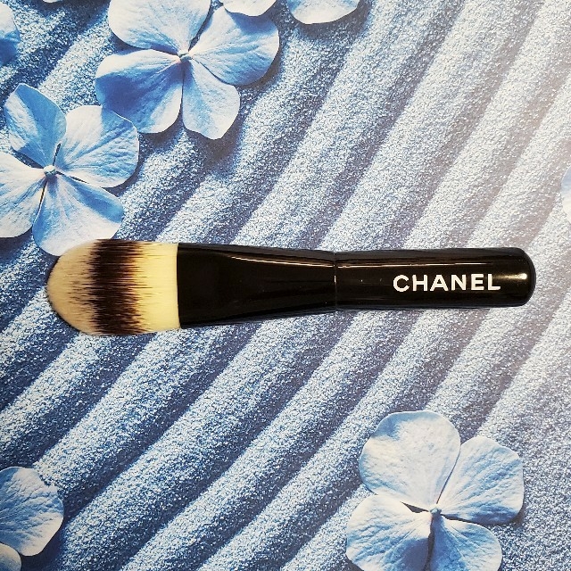 CHANEL(シャネル)の未使用 CHANEL ミニブラシ (大きさ約11cm) コスメ/美容のキット/セット(コフレ/メイクアップセット)の商品写真