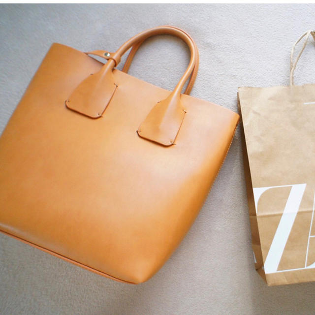 ZARA(ザラ)のZARA ミニマリストハードトートバッグ ポーチ レディースのバッグ(トートバッグ)の商品写真