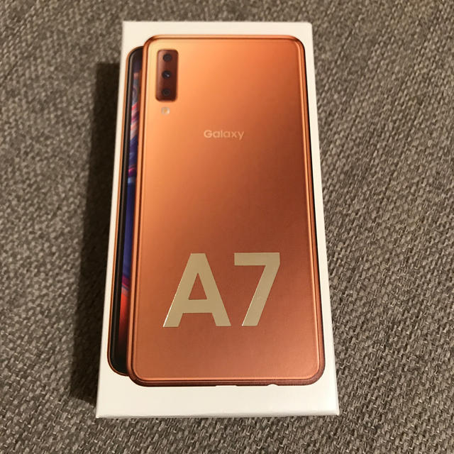 Galaxy(ギャラクシー)のGalaxy A7 新品未開封　SIMフリー　ゴールド スマホ/家電/カメラのスマートフォン/携帯電話(スマートフォン本体)の商品写真