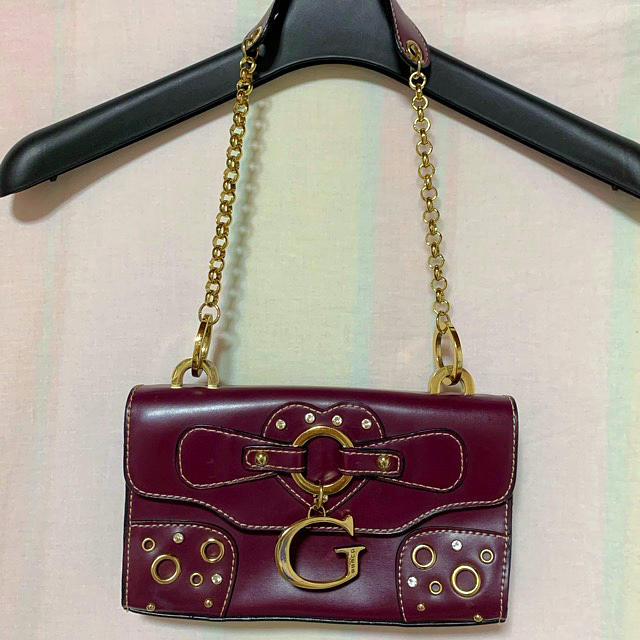 GUESS(ゲス)のGUESS ゲス ハンドバッグ 紫×ゴールド  レディースのバッグ(ハンドバッグ)の商品写真