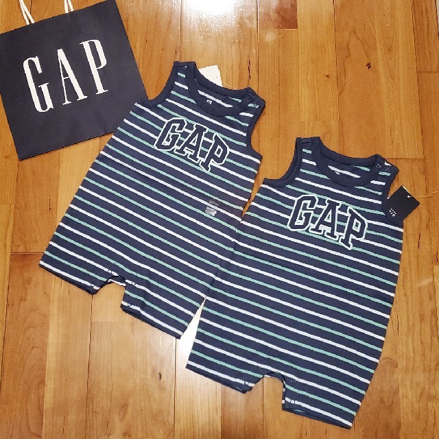 babyGAP(ベビーギャップ)の70　GAPロゴボーダーショートオール　2枚セット キッズ/ベビー/マタニティのベビー服(~85cm)(ロンパース)の商品写真