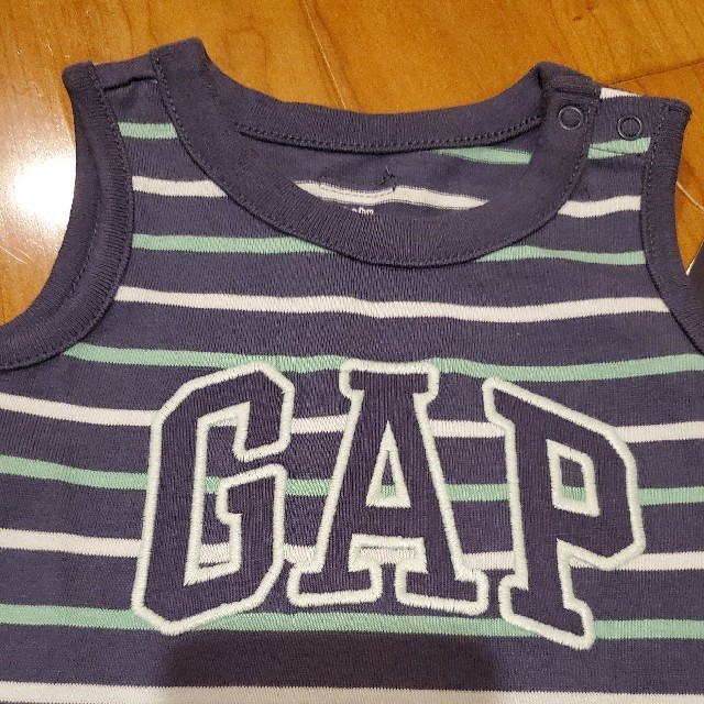 babyGAP(ベビーギャップ)の70　GAPロゴボーダーショートオール　2枚セット キッズ/ベビー/マタニティのベビー服(~85cm)(ロンパース)の商品写真