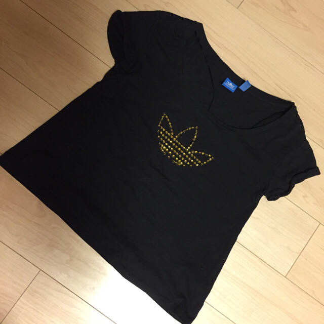 adidas(アディダス)のadidasスタッズロゴTシャツ レディースのトップス(Tシャツ(半袖/袖なし))の商品写真