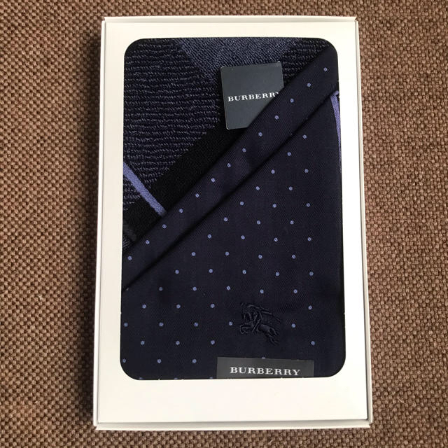 BURBERRY(バーバリー)のバーバリー　紳士用　ハンカチ　ドット柄1枚　新品 メンズのファッション小物(ハンカチ/ポケットチーフ)の商品写真