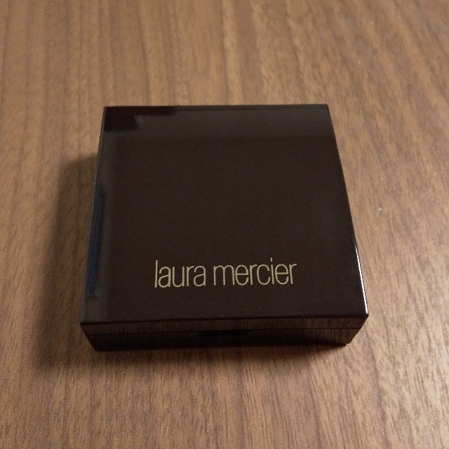 laura mercier(ローラメルシエ)のローラメルシエ シークレット ブラーリング パウダー フォーアンダーアイズ コスメ/美容のベースメイク/化粧品(コンシーラー)の商品写真