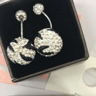 スワロフスキー(SWAROVSKI)の期間限定SALE  キラキラゼブラ柄ピアス　岸谷香さん着用(ピアス)