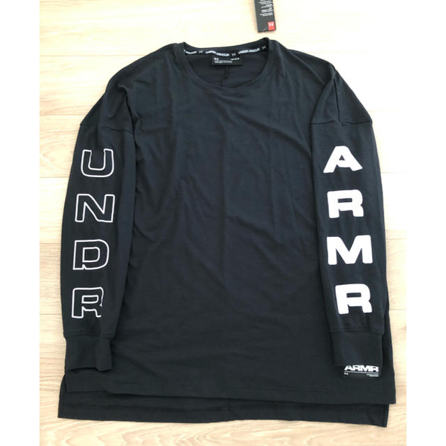 UNDER ARMOUR(アンダーアーマー)のUAモーメント ロングスリーブ Tシャツ(バスケットボール/MEN) メンズのトップス(Tシャツ/カットソー(七分/長袖))の商品写真