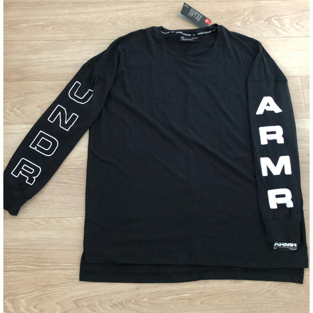 UNDER ARMOUR(アンダーアーマー)のUAモーメント ロングスリーブ Tシャツ(バスケットボール/MEN) メンズのトップス(Tシャツ/カットソー(七分/長袖))の商品写真