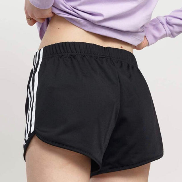 adidas(アディダス)の新品未使用 adidas originals ショート パンツ ストライプス レディースのパンツ(ショートパンツ)の商品写真