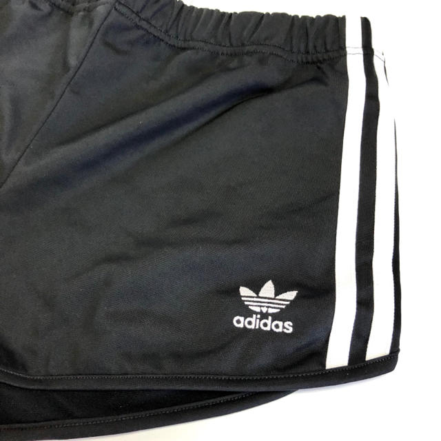 adidas(アディダス)の新品未使用 adidas originals ショート パンツ ストライプス レディースのパンツ(ショートパンツ)の商品写真