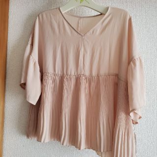 グローブ(grove)の新品未使用　値札付　3,990円 M　グローブ　ピンクベージュのトップス(シャツ/ブラウス(長袖/七分))