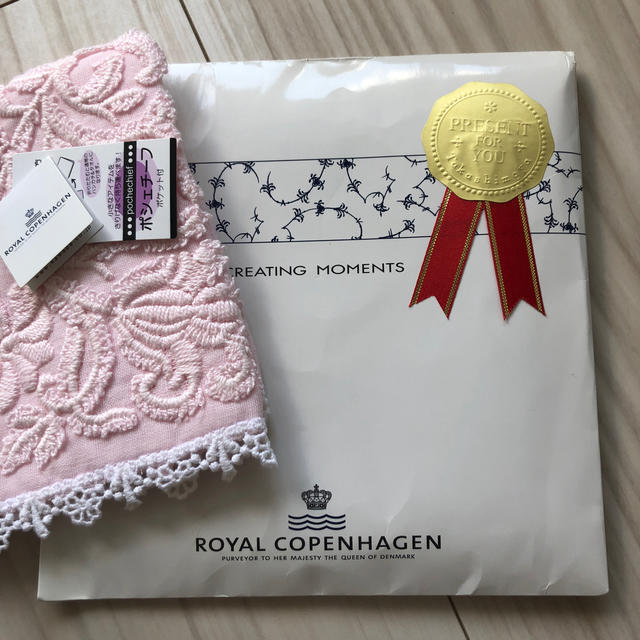 ROYAL COPENHAGEN(ロイヤルコペンハーゲン)のロイヤルコペンハーゲン　タオルハンカチ　新品 レディースのファッション小物(ハンカチ)の商品写真