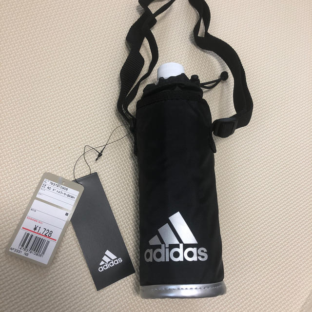 adidas(アディダス)のペットボトルホルダー adidas  新品未使用　ブラック インテリア/住まい/日用品のキッチン/食器(弁当用品)の商品写真