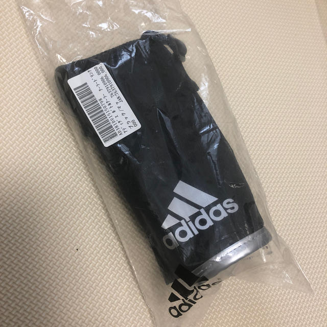 adidas(アディダス)のペットボトルホルダー adidas  新品未使用　ブラック インテリア/住まい/日用品のキッチン/食器(弁当用品)の商品写真