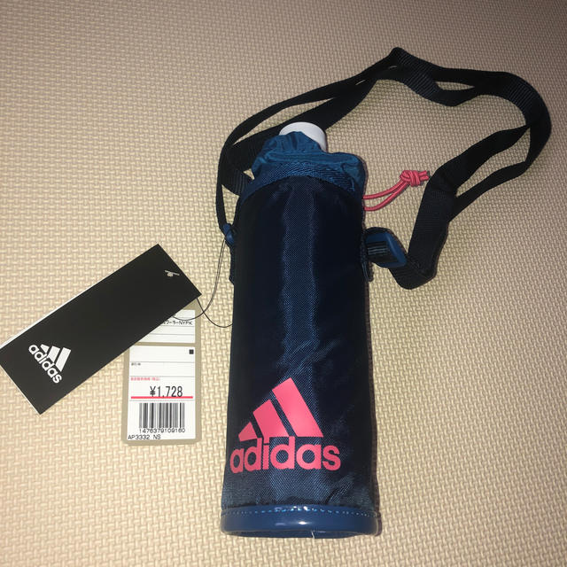 adidas(アディダス)のペットボトルホルダー adidas ネイビー 新品未使用 インテリア/住まい/日用品のキッチン/食器(弁当用品)の商品写真