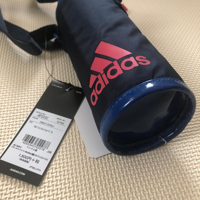 adidas(アディダス)のペットボトルホルダー adidas ネイビー 新品未使用 インテリア/住まい/日用品のキッチン/食器(弁当用品)の商品写真