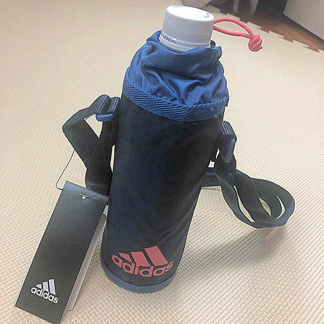 adidas(アディダス)のペットボトルホルダー adidas ネイビー 新品未使用 インテリア/住まい/日用品のキッチン/食器(弁当用品)の商品写真