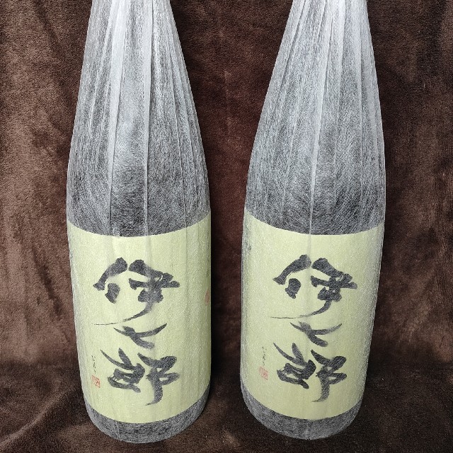 HRM様専用 志村けんさん愛飲　本格芋焼酎「伊七郎」1800ml 2本 食品/飲料/酒の酒(焼酎)の商品写真