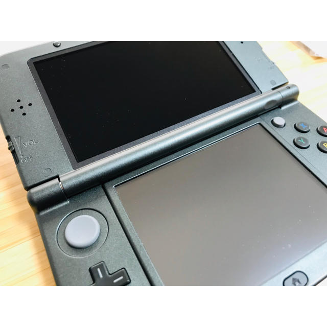 ニンテンドー3DS(ニンテンドー3DS)のNEW 3DS LL メタリックブラック（充電器付き）＋おまけソフト エンタメ/ホビーのゲームソフト/ゲーム機本体(携帯用ゲーム機本体)の商品写真