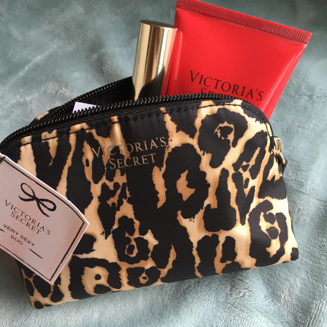 Victoria's Secret(ヴィクトリアズシークレット)のヴィクトリアシークレット ポーチセット コスメ/美容のボディケア(ボディローション/ミルク)の商品写真