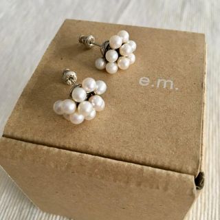 イーエム(e.m.)の専用★    美品★e.m. 粒々パールピアス★両耳 (ピアス)