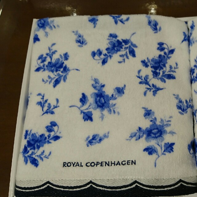 ROYAL COPENHAGEN(ロイヤルコペンハーゲン)の値下げ【新品】☆ロイヤルコペンハーゲン ☆バスタオル☆1枚☆ホワイト&ブルー インテリア/住まい/日用品の日用品/生活雑貨/旅行(タオル/バス用品)の商品写真