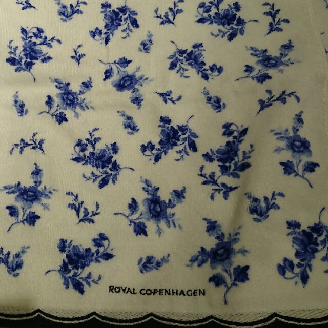 ROYAL COPENHAGEN(ロイヤルコペンハーゲン)の値下げ【新品】☆ロイヤルコペンハーゲン ☆バスタオル☆1枚☆ホワイト&ブルー インテリア/住まい/日用品の日用品/生活雑貨/旅行(タオル/バス用品)の商品写真