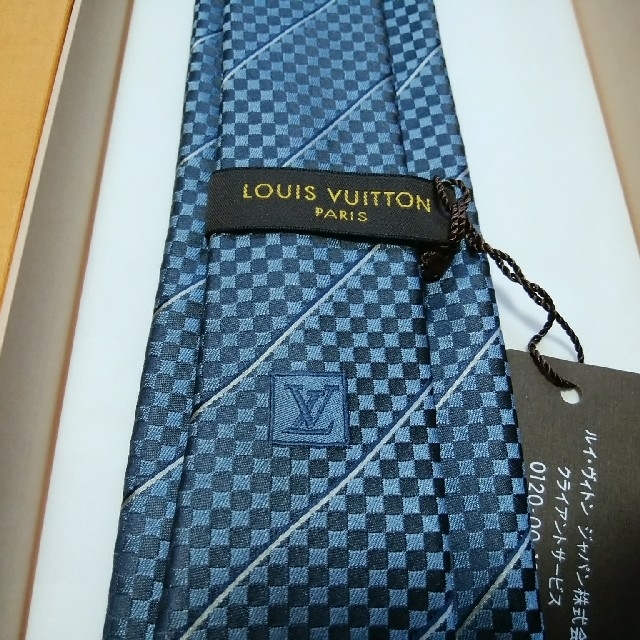 LOUIS VUITTON(ルイヴィトン)の新品未使用　★ルイヴィトン　エク　プチダミエストライプネクタイ　ブルー　8cm幅 メンズのファッション小物(ネクタイ)の商品写真