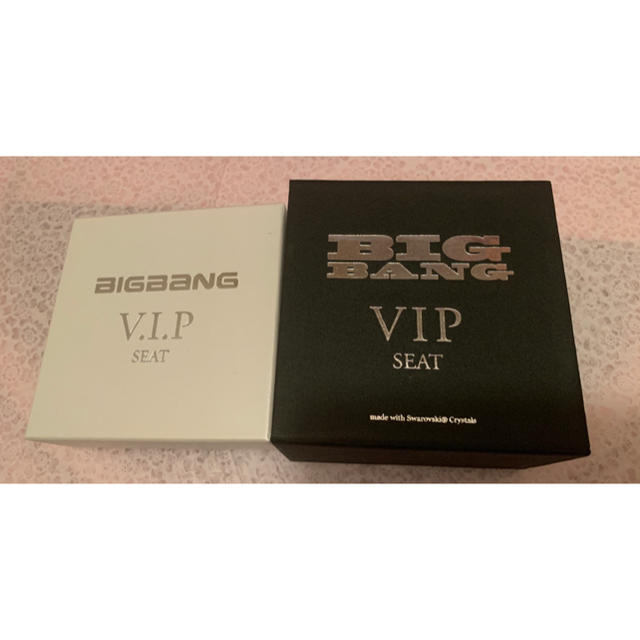 BIGBANG(ビッグバン)のBIGBANG VIP シート　プレゼント　2種類　未使用　ネックレス エンタメ/ホビーのタレントグッズ(アイドルグッズ)の商品写真