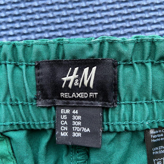 H&M(エイチアンドエム)のH&M メンズショートパンツ　グリーン メンズのパンツ(ショートパンツ)の商品写真