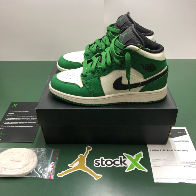 NIKE(ナイキ)のNIKE Air Jordan 1 Mid Pine Green (GS) レディースの靴/シューズ(スニーカー)の商品写真