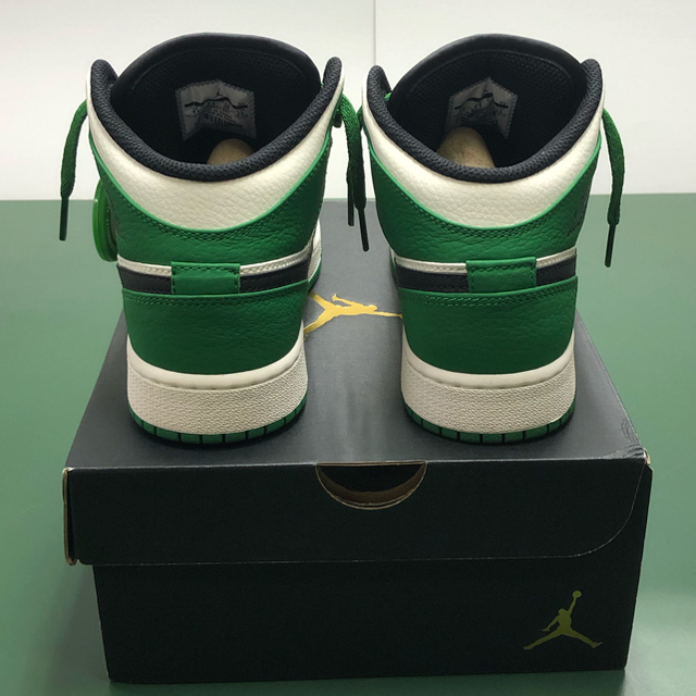 NIKE(ナイキ)のNIKE Air Jordan 1 Mid Pine Green (GS) レディースの靴/シューズ(スニーカー)の商品写真