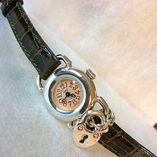 送料無料/新品】 美品‼️オブレイ ハンドメイド 銀無垢 チャーム付きレディース腕時計 腕時計