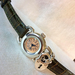 美品‼️オブレイ ハンドメイド 銀無垢 チャーム付きレディース腕時計(腕時計)