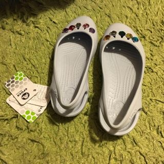 クロックス(crocs)の新品クロックスビジュー付き(スリッポン/モカシン)