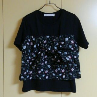 アズノウアズ(AS KNOW AS)のAS KNOW AS ティシャツ　黒×花柄(Tシャツ(半袖/袖なし))