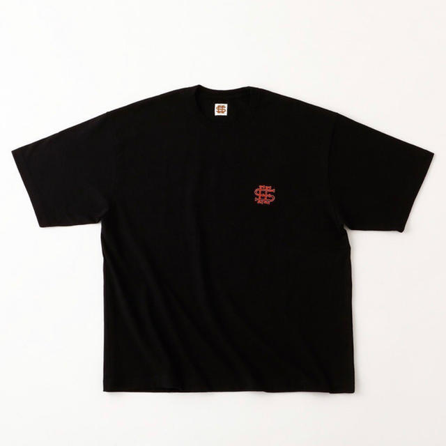 1LDK SELECT(ワンエルディーケーセレクト)のSEE SEE 刺繍 LOGO S/S TEE [Black x Orange] メンズのトップス(Tシャツ/カットソー(半袖/袖なし))の商品写真