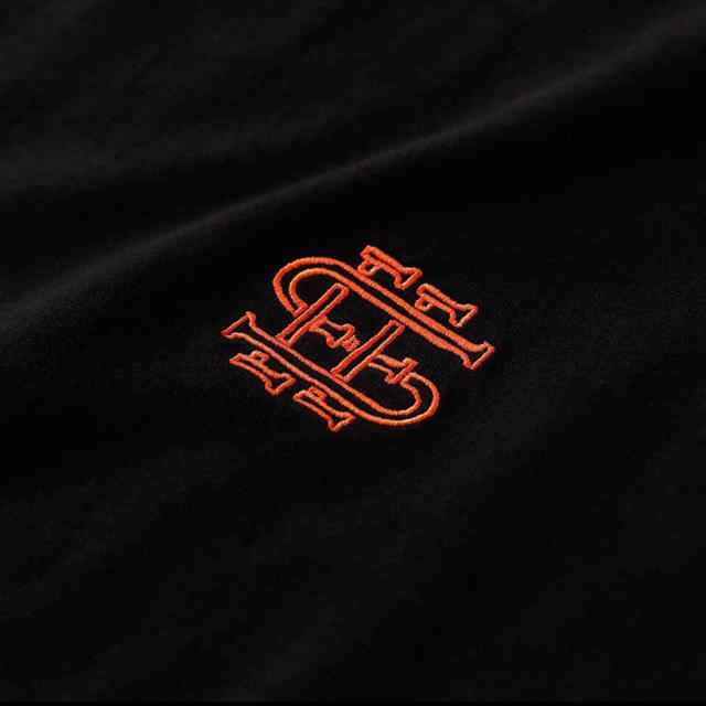 1LDK SELECT(ワンエルディーケーセレクト)のSEE SEE 刺繍 LOGO S/S TEE [Black x Orange] メンズのトップス(Tシャツ/カットソー(半袖/袖なし))の商品写真