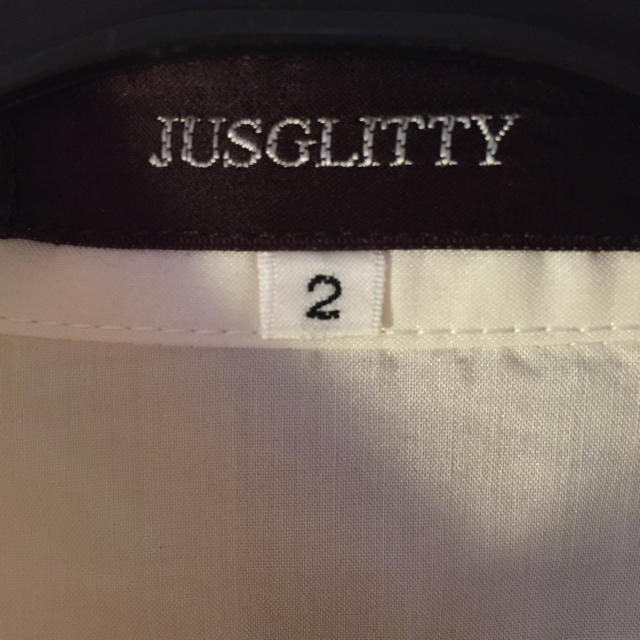 JUSGLITTY(ジャスグリッティー)のパフスリーブ白ブラウス レディースのトップス(シャツ/ブラウス(半袖/袖なし))の商品写真