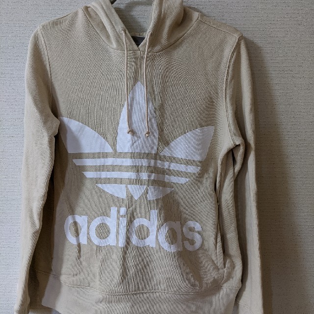 adidas(アディダス)のアディダス　パーカー　ベージュ　Mサイズ レディースのトップス(パーカー)の商品写真