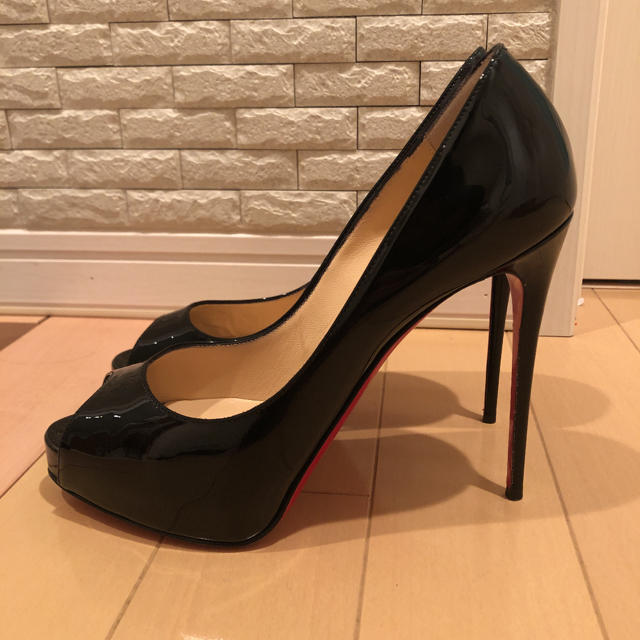 Christian Louboutin(クリスチャンルブタン)の美品　ルブタン オープントゥ パテント パンプス  レディースの靴/シューズ(ハイヒール/パンプス)の商品写真