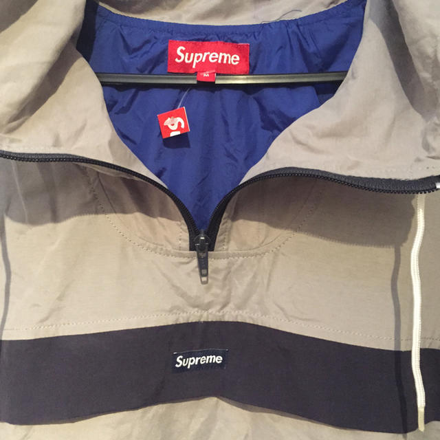 Supreme(シュプリーム)のSupreme プルオーバー パーカー   Ｍサイズ シャカシャカ グレー  メンズのジャケット/アウター(ナイロンジャケット)の商品写真