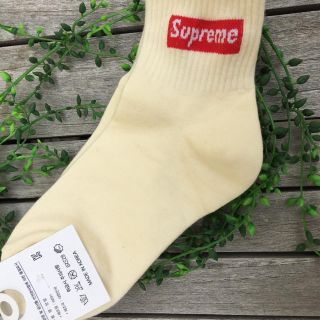 supremeロゴ入り靴下(ソックス)