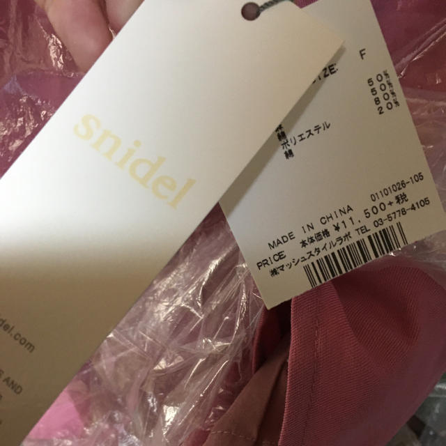 SNIDEL(スナイデル)の〈新品 未使用タグ付き　美品〉バックリボンデニムワンピース レディースのワンピース(ひざ丈ワンピース)の商品写真