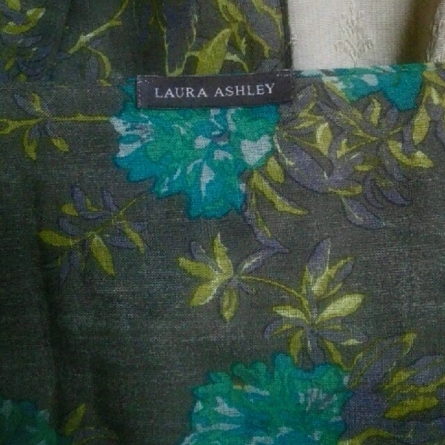 LAURA ASHLEY(ローラアシュレイ)のローラ・アシュレイ 大判ストール （グレーベース） レディースのファッション小物(マフラー/ショール)の商品写真