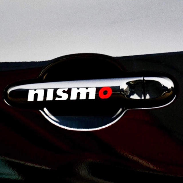 日産(ニッサン)の車のドアに 【nismo】 ステッカー シール デカール シルバーホワイト 自動車/バイクの自動車(車外アクセサリ)の商品写真