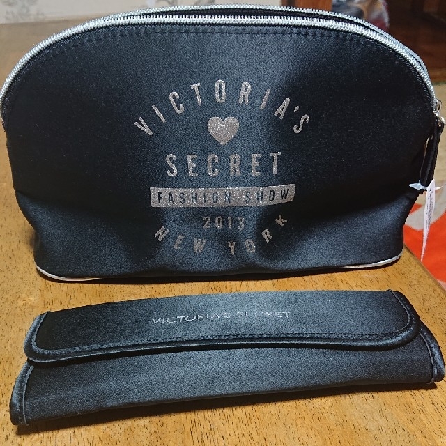 Victoria's Secret(ヴィクトリアズシークレット)の化粧ポーチ&化粧筆3本 コスメ/美容のキット/セット(コフレ/メイクアップセット)の商品写真