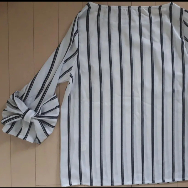 tocco(トッコ)の白×黒色 ストライプ 袖リボン 七分袖  Ｍサイズ レディースのトップス(シャツ/ブラウス(長袖/七分))の商品写真