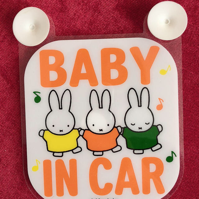 familiar(ファミリア)のミッフィー  車　baby in car 吸盤　スティッカー 自動車/バイクの自動車(車内アクセサリ)の商品写真